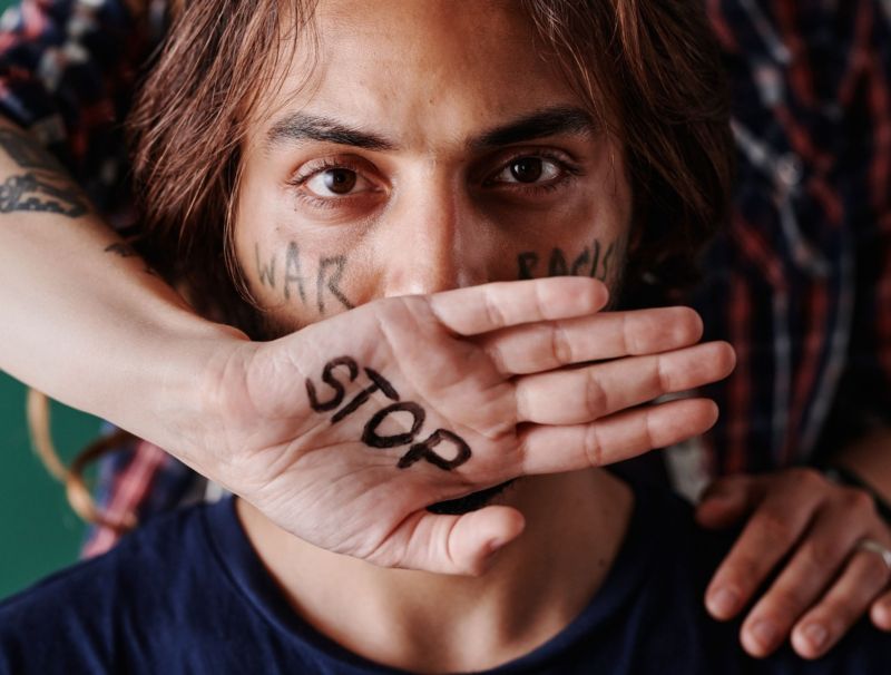 L’ARTE DI NON STARE A GUARDARE: PERCHÉ LA NONVIOLENZA È UN’AZIONE CORAGGIOSA